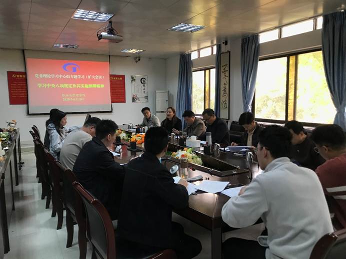 一群人在餐厅里 AI 生成的内容可能不正确。